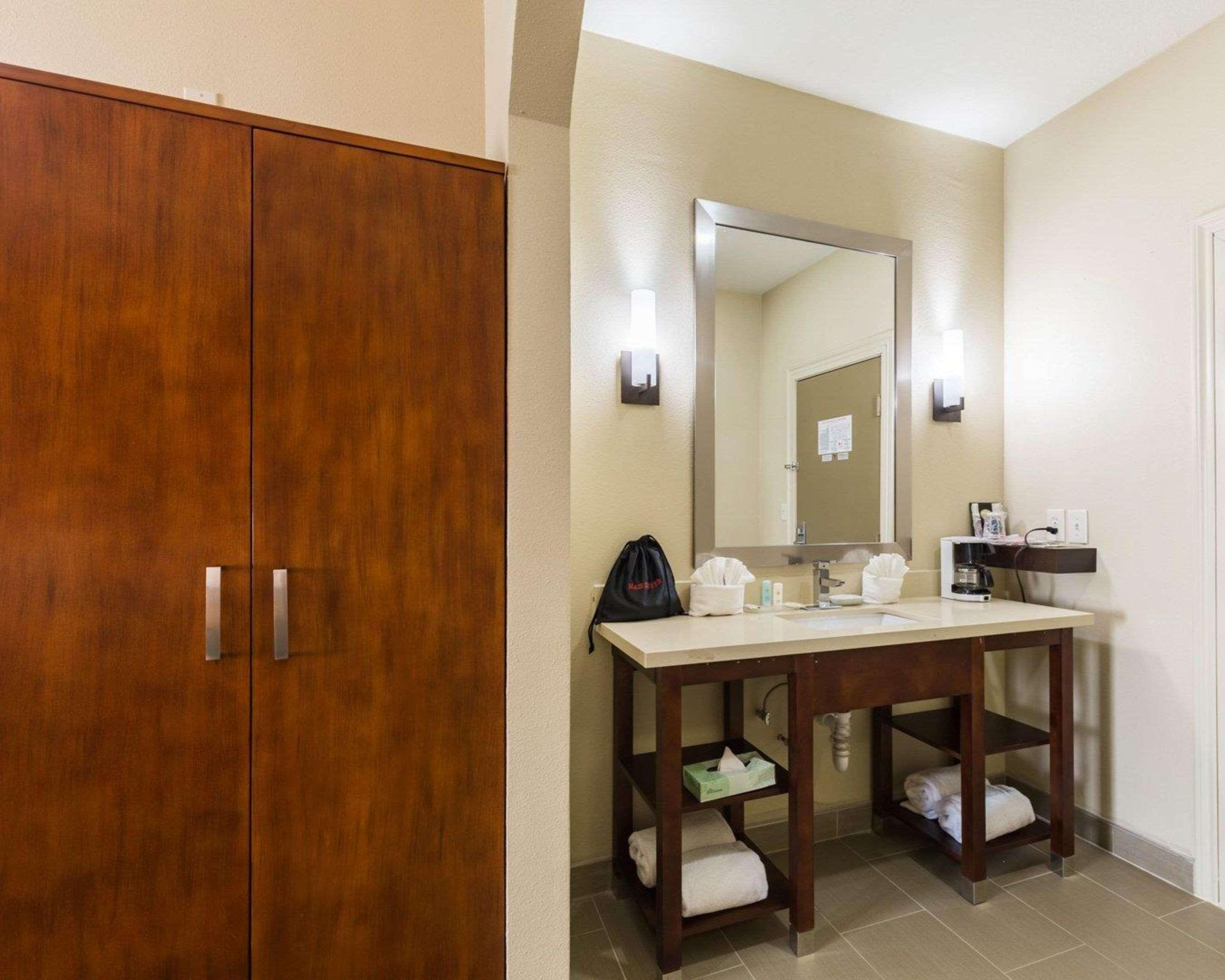Econo Lodge Inn & Suites East Houston I-10 Bagian luar foto