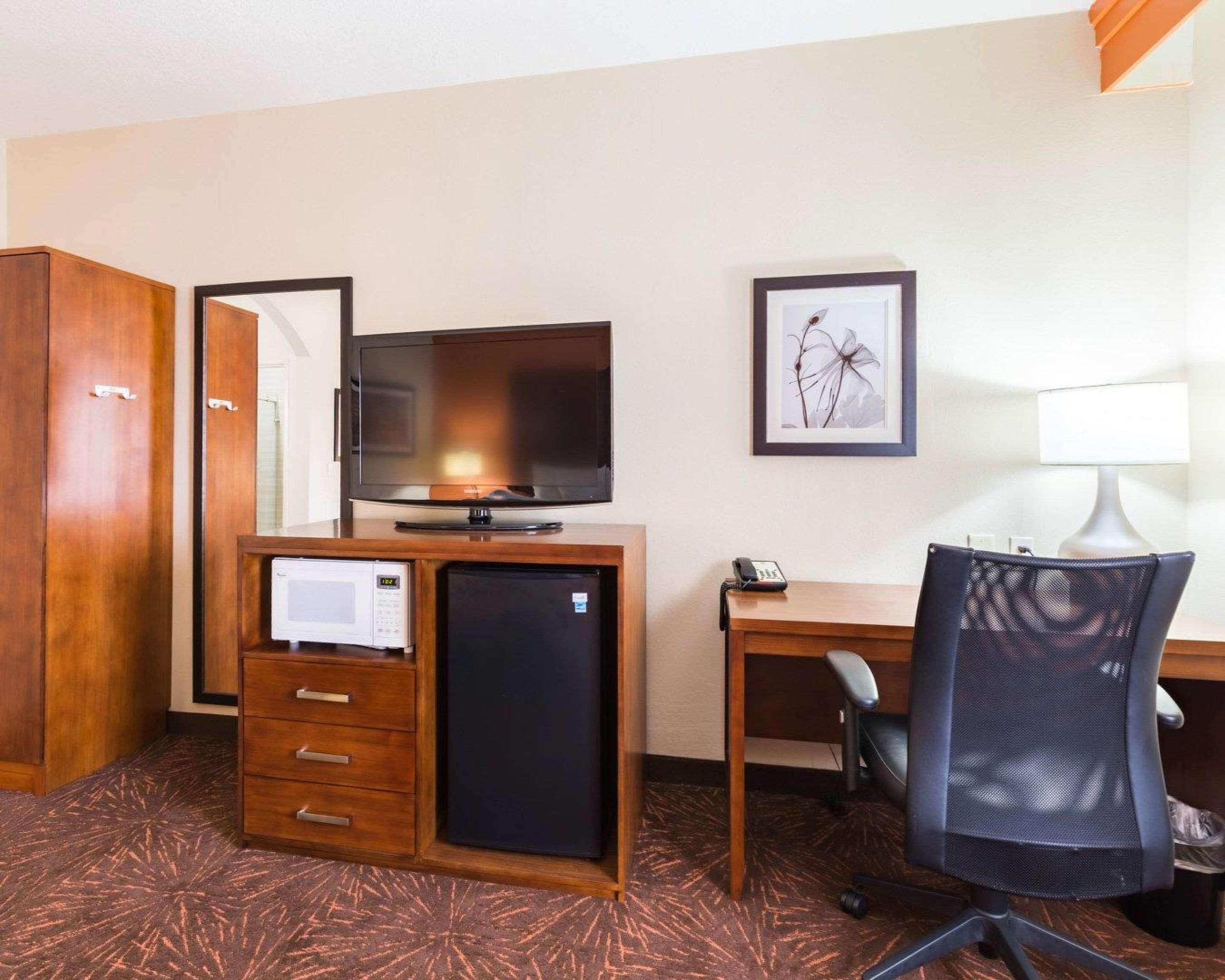 Econo Lodge Inn & Suites East Houston I-10 Bagian luar foto