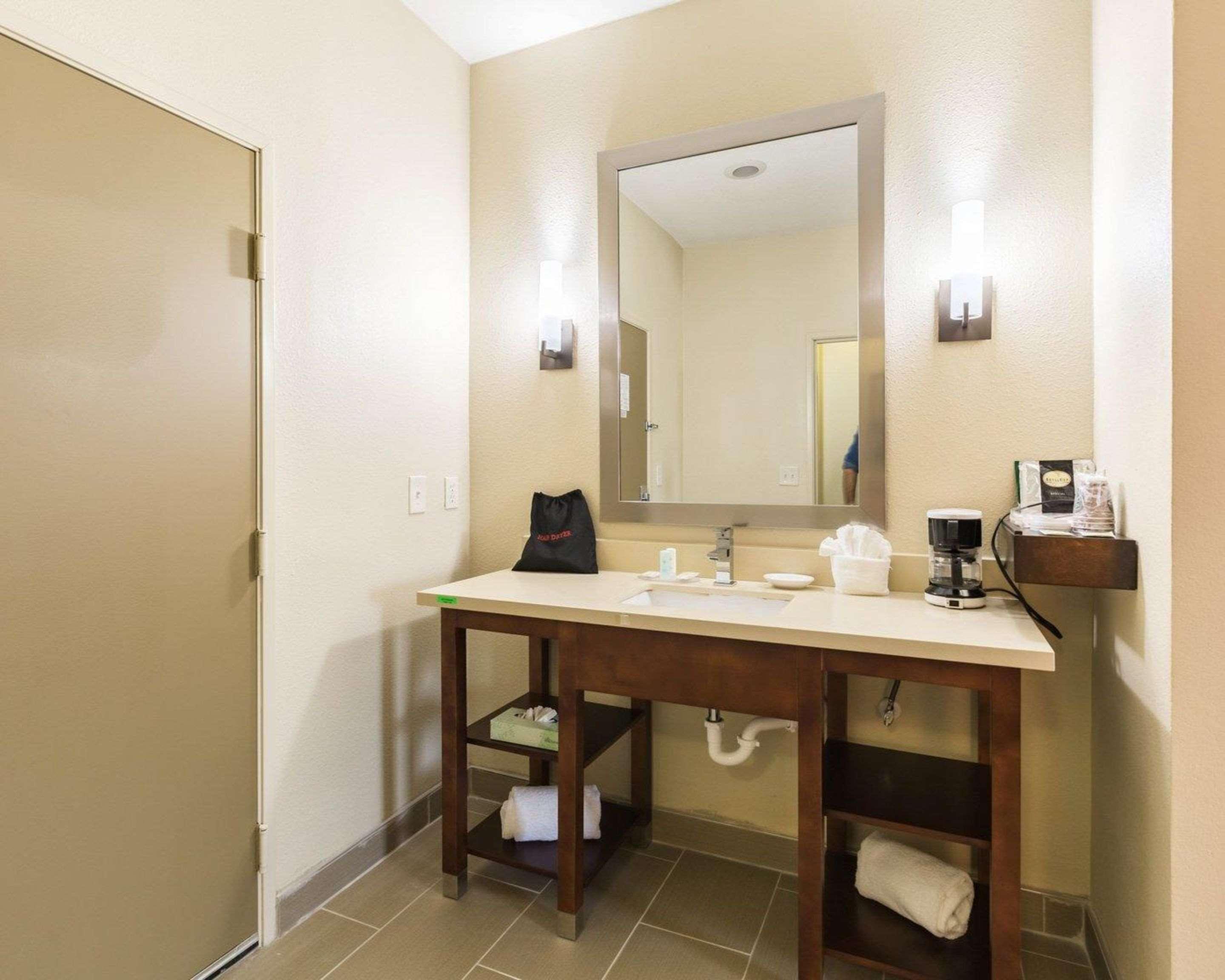 Econo Lodge Inn & Suites East Houston I-10 Bagian luar foto